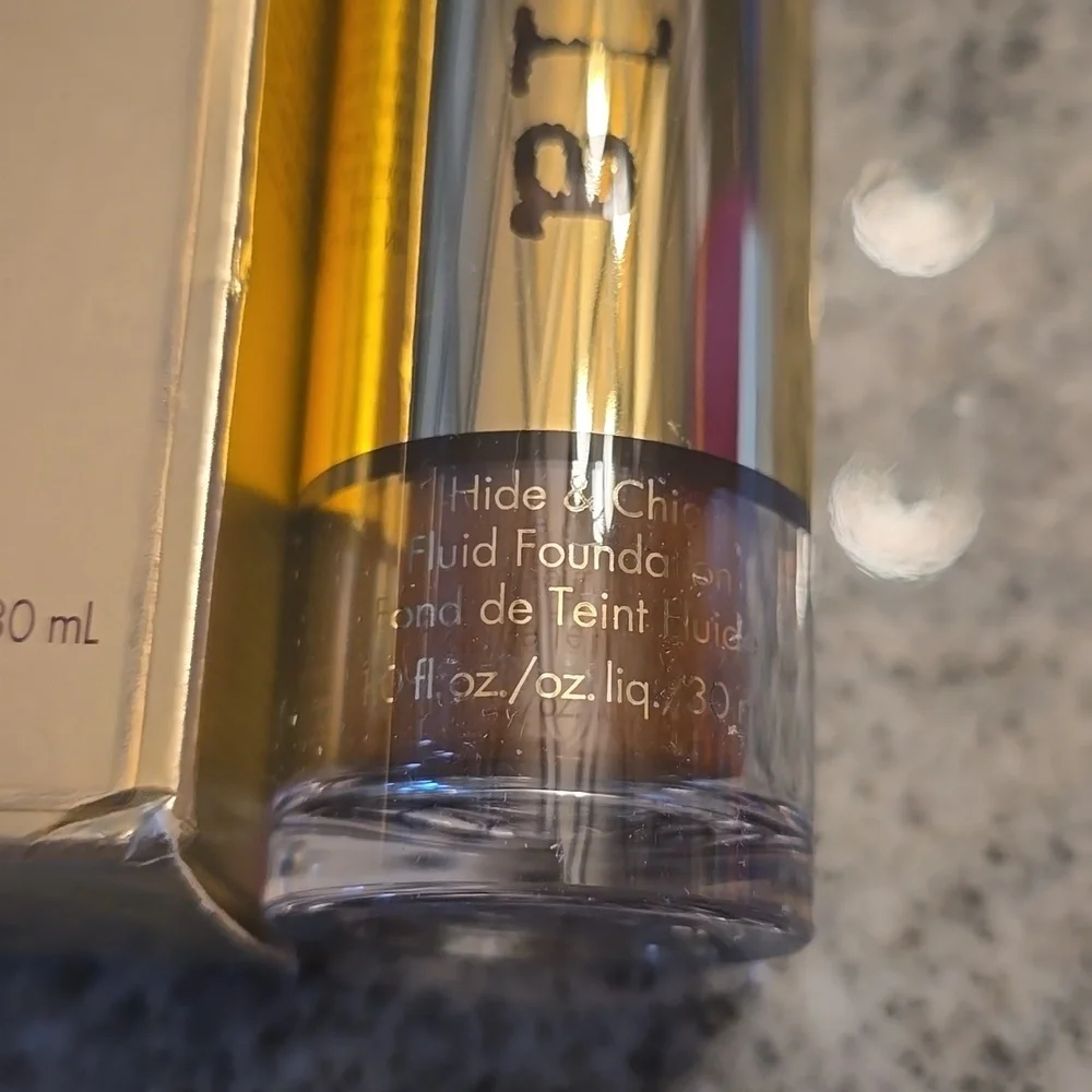 Stila Hide & Chic Foundation - Shade Deep 6